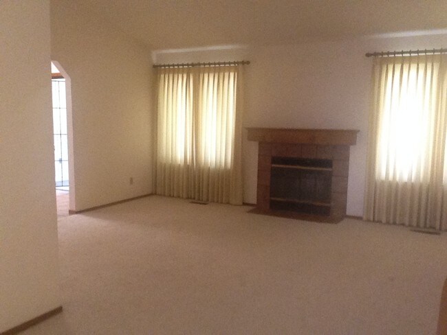 Building Photo - 137 Arcadia Dr