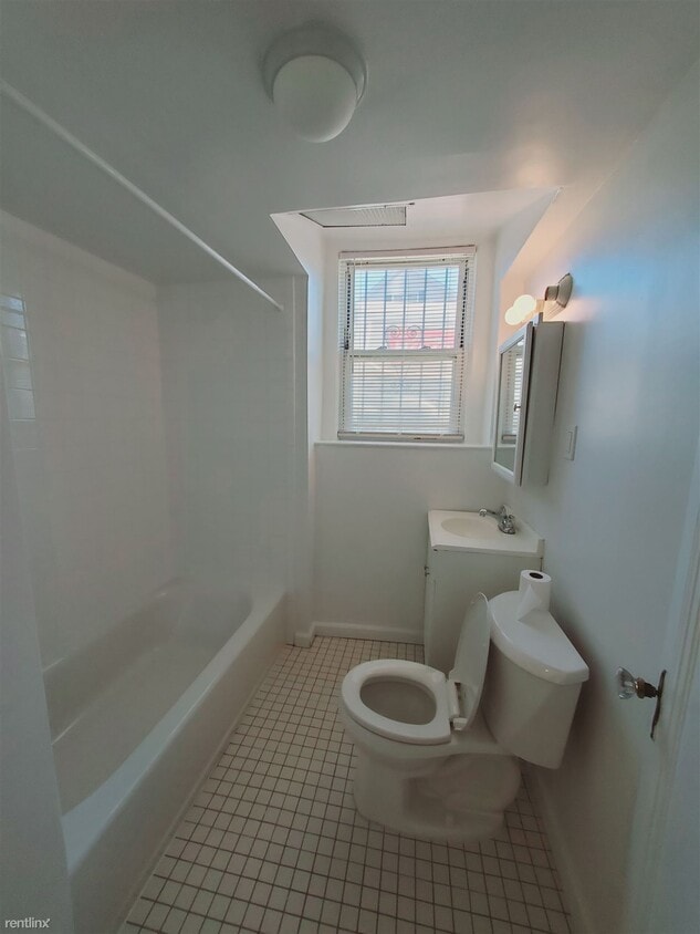 Building Photo - 1 br, 1 bath Condo - 82 Forest St Apt A7