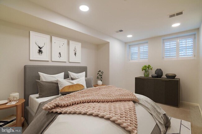 Foto del edificio - 2021 Hillyer Pl NW
