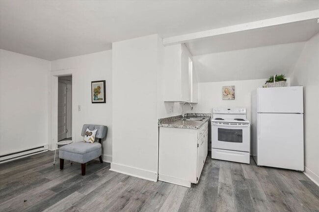 Building Photo - 561 1/2 Madison Street