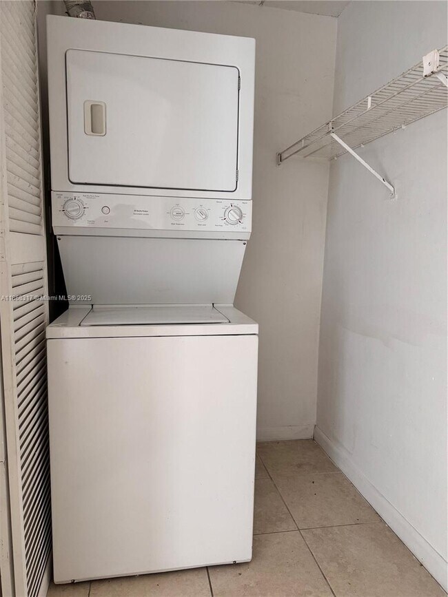Foto del edificio - 6115 NW 186th St