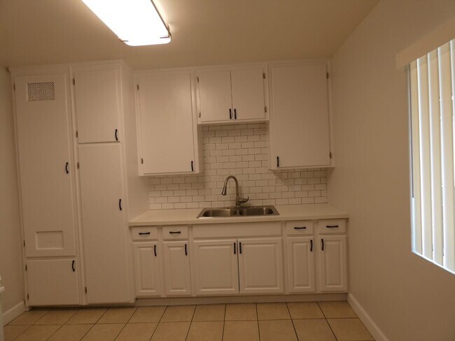 Building Photo - 628 53rd St