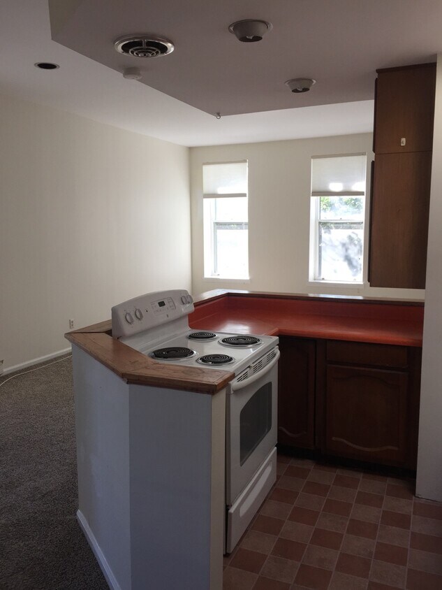 Building Photo - 59 Elm St