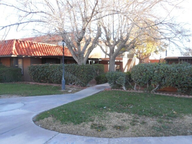 Building Photo - 2nd Floor 3 bedroom Condo Near 95/Torrey Pines