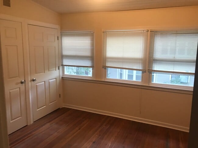 Laundry room/office - 402 Lippincott Ave