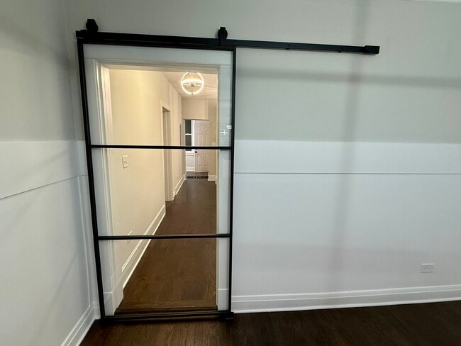 Foto del edificio - 5942 W Eastwood Ave