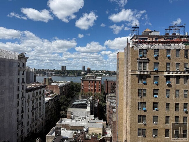 Foto del edificio - NO fee Sunny 1 bedroom 1 bathroom with washer and Dryer - WEST END AVENUE