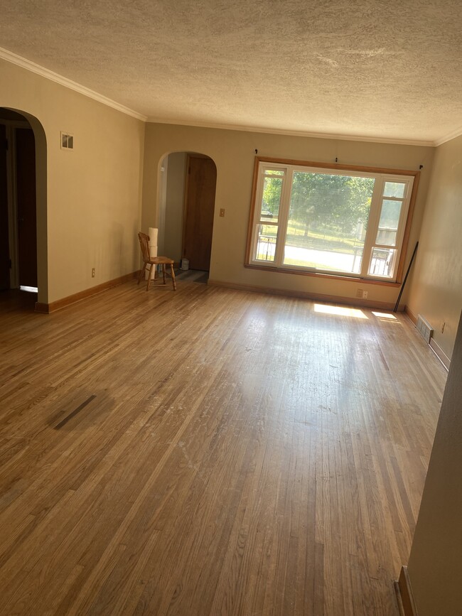 Living room facing 36th Street - 913 36th St