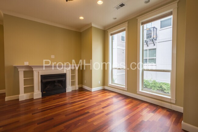 Foto del edificio - Prime Location - Luxury Two Bedroom Townho...