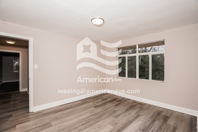 Foto del edificio - 290 Lilly Ave