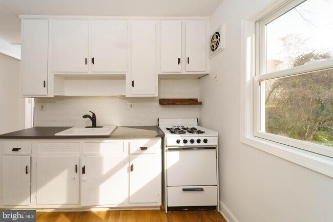 Foto del edificio - 4400 Garrett Park Rd