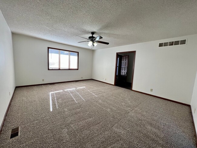 Building Photo - Spacious 3 Bed, 3 Bath Available on the We...