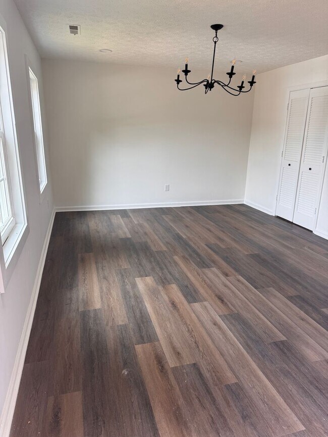 Building Photo - 3 Bedroom || 1.5 Bathroom Townhome