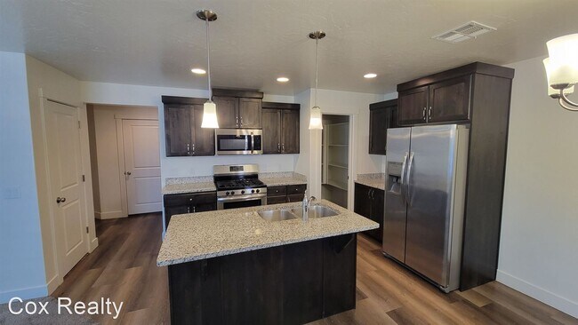 Building Photo - 4 br, 2.5 bath House - 5915 S Challenger Way