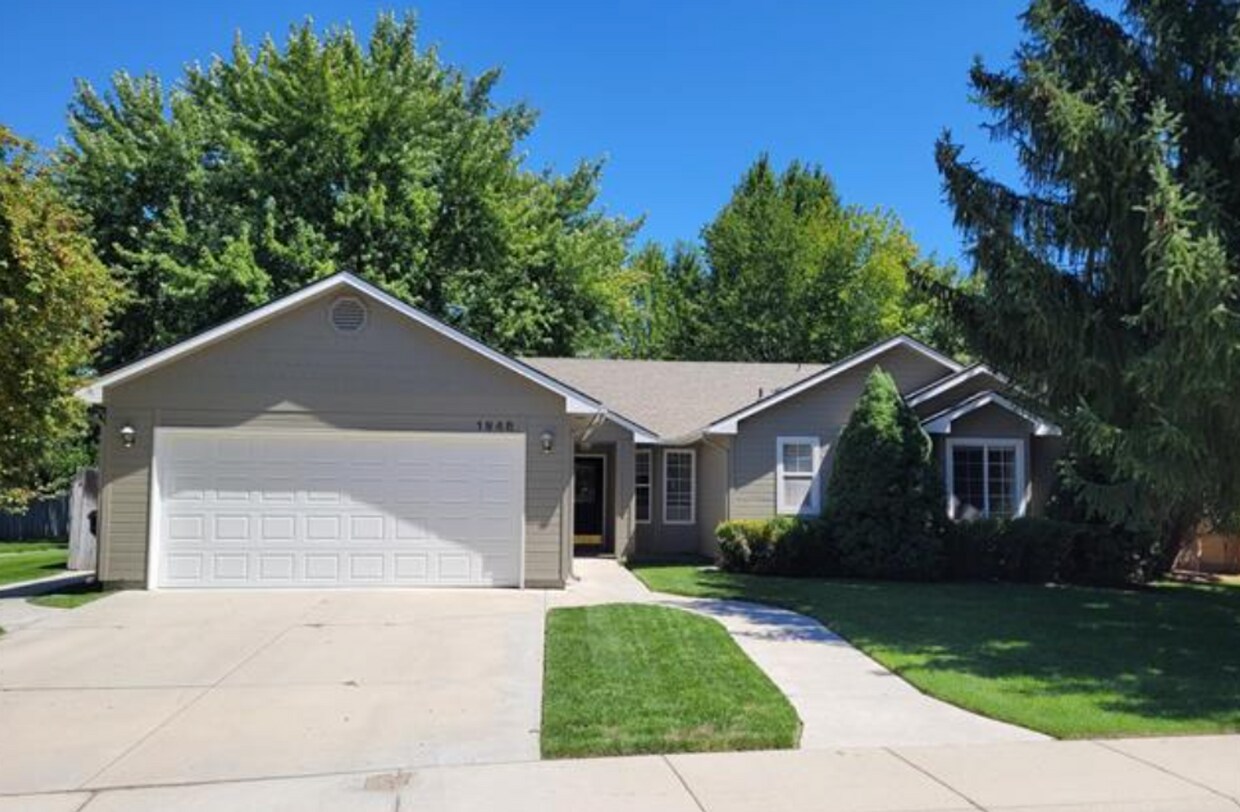 Primary Photo - Charming 4-Bedroom Home in Eagle - Lawn Ca...