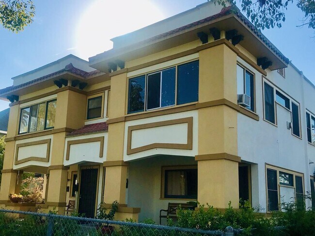 Foto del edificio - 2703 Kenwood Ave