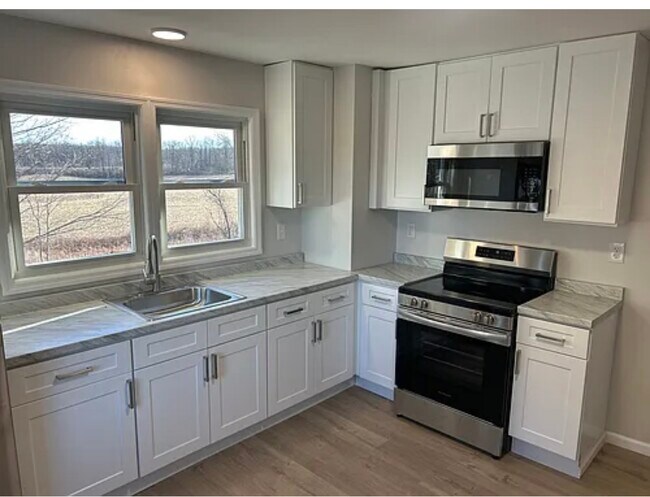 Foto del edificio - 982 S Schodack Rd