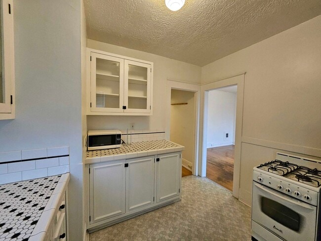 $500 Move-In Credit! Bright Studio Apartment with Hardwood Floors & Natural Light! - $500 Move-In Credit! Bright Studio Apartment with Hardwood Floors & Natural Light!
