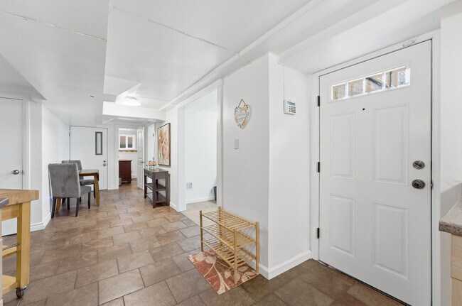 Entrada y vista de la parte del apartamento. - 1515 Arboretum Pl E