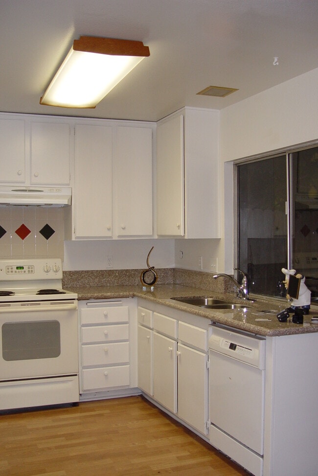 Building Photo - 2900 Bradford Pl