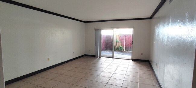 Foto del edificio - 6900 N Kendall Dr