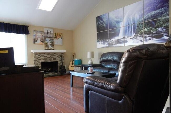 Foto del edificio - Two-Story 3 Bed, 2 Bath Townhome with Garage
