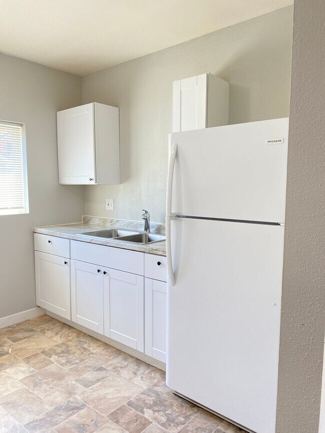 Building Photo - Newly Remodeled 2 Bedroom, 1 Bathroom Unit...