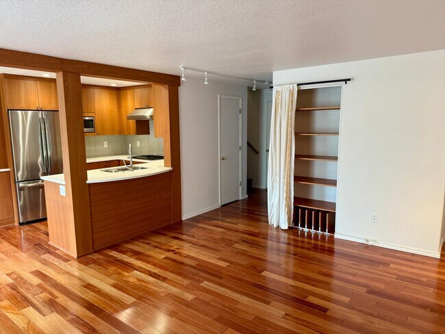 Foto del edificio - Incredible Kitchen and Amazing Brazillian Hardwoods