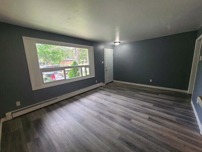 Photo du bâtiment - Carling Heights Apartment * 2 Bdrm + DEN * Move in NOW!!