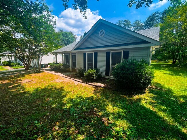 Foto del edificio - 3 bedroom, 2 bathroom ranch style home in Greensboro, NC