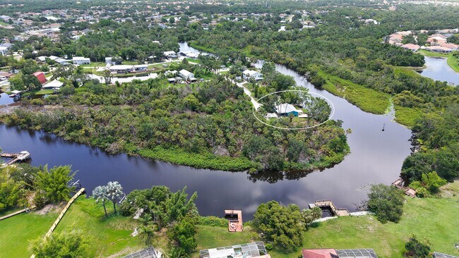 Foto del edificio - Completely Remodeled Home With Stunning Ri...