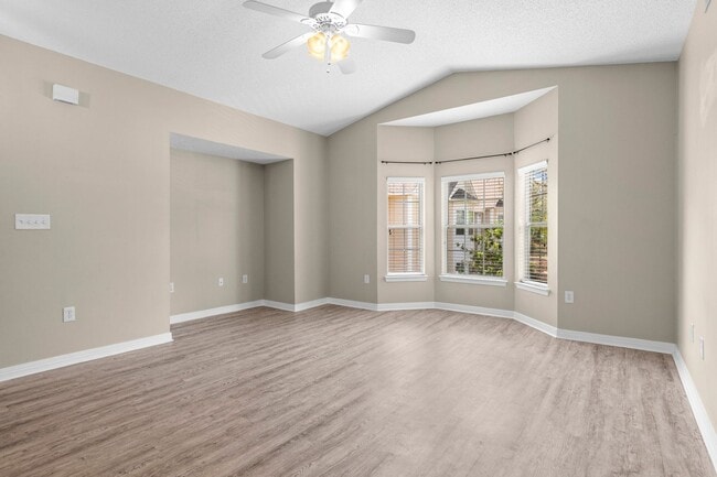 Building Photo - Updated Unit Close to Pool!