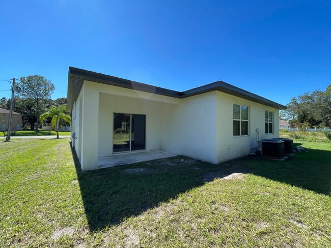 Building Photo - 3 Bedroom, 2 Bathroom Home in Poinciana!!