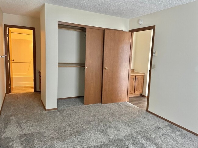 Building Photo - Come check out this 2 bed, 2 bath 4-plex u...