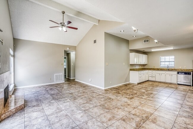 Foto del edificio - 6395 Crossway Dr