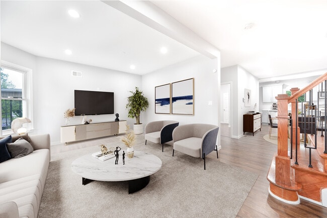 Building Photo - 65-67 Van Ness Pl