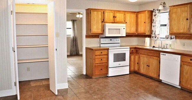 Building Photo - 145 Henna