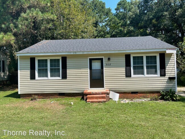 Building Photo - 3 br, 1 bath House - 908 College Circle N