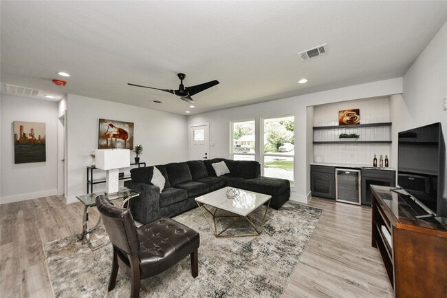 Building Photo - 3630 Alsace St