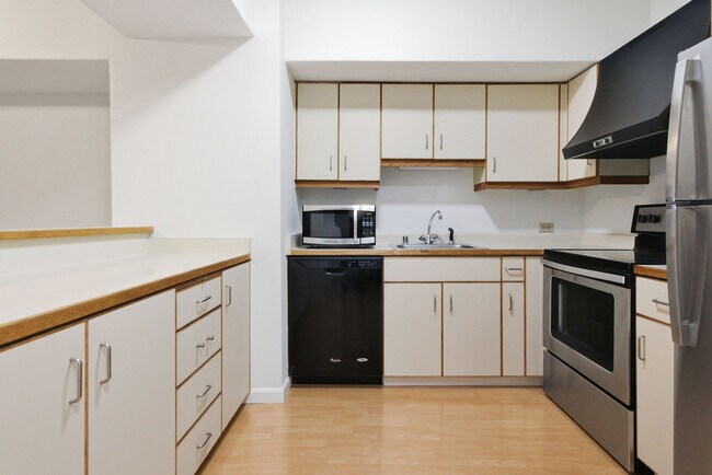 Foto del edificio - 6363 Christie Ave