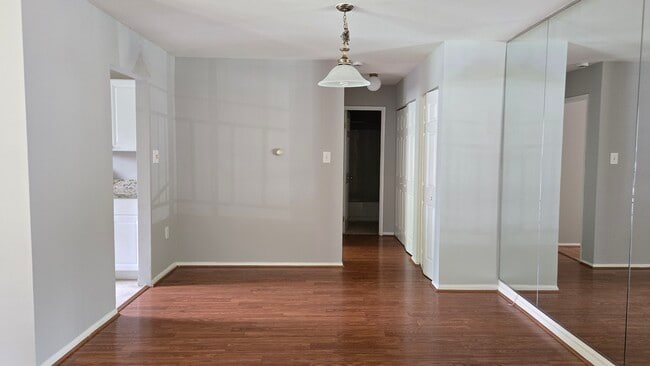 Foto del edificio - 11324 Cherry Hill Rd