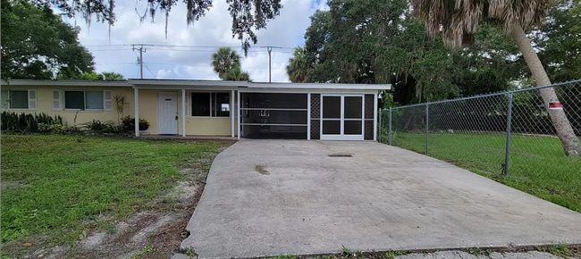 Building Photo - 2483 Lakeshore Cir