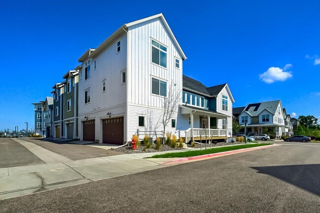 Building Photo - 3 Bedroom Townhome in Englewood