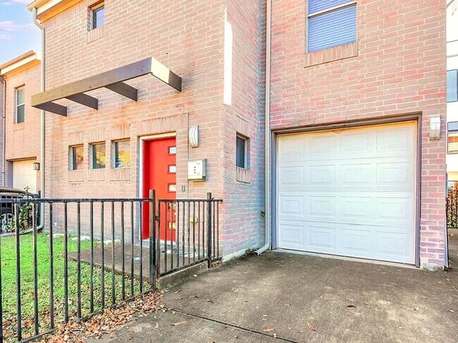 Building Photo - Stylish Two Story Townhome in the Cedars District of Dallas