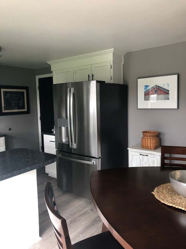 Estufa y refrigerador incluidos - 817 Smits St