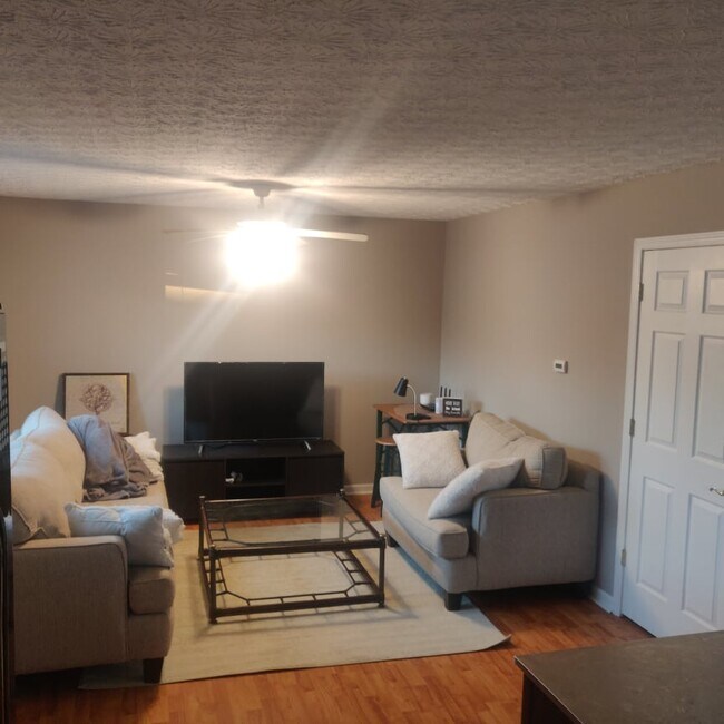 Building Photo - 673 Gilbert St