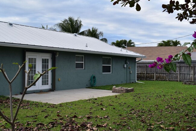 Building Photo - 826 Palama Way