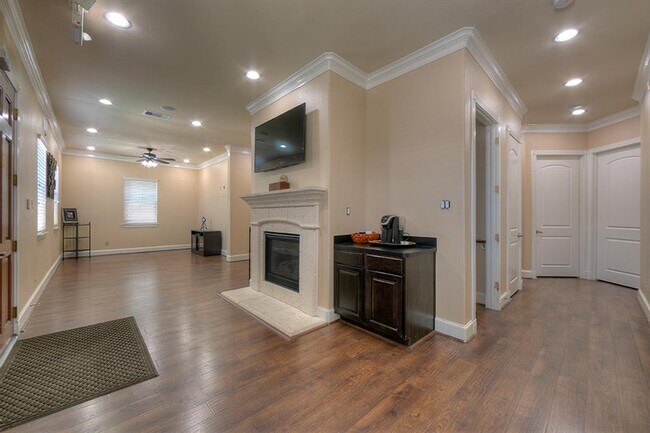 Foto del edificio - 303 Longmire Rd