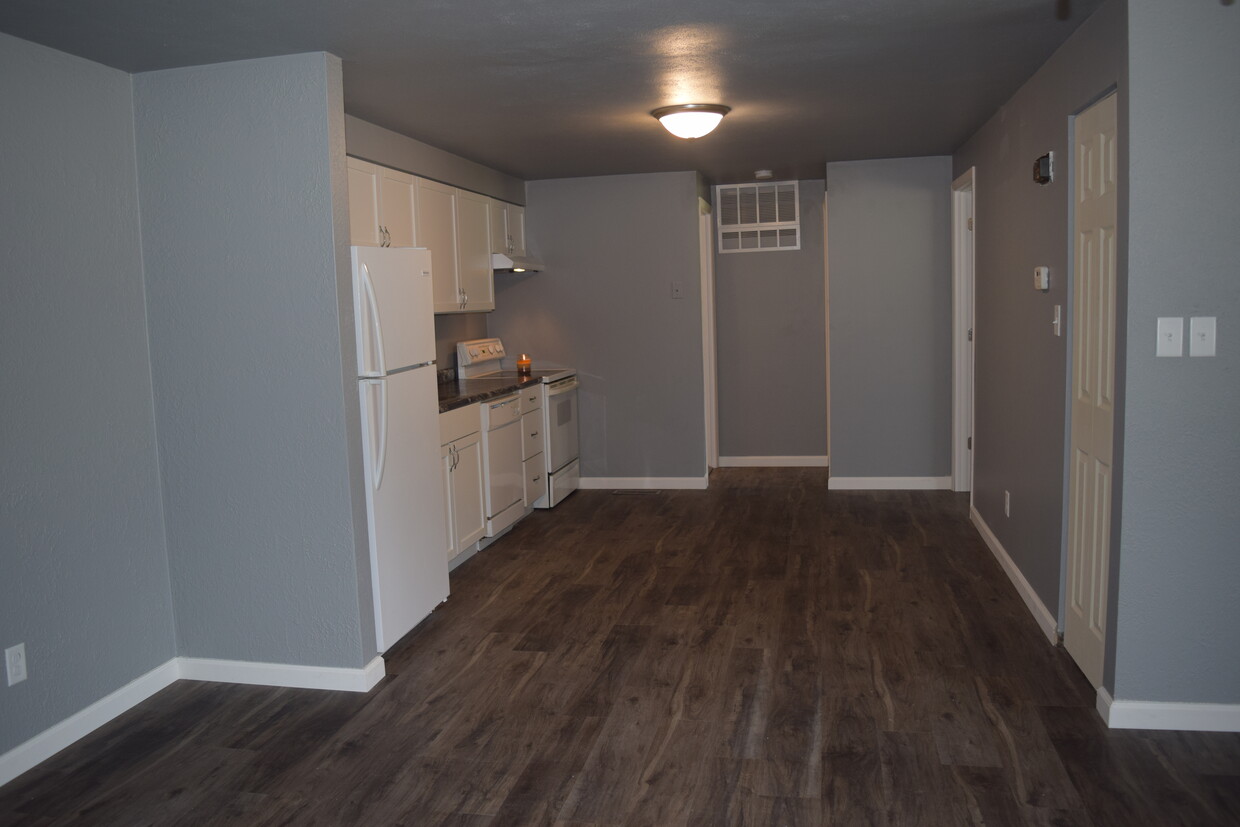 Spacious eat-in kitchen with pantry - 108 Wood Ct