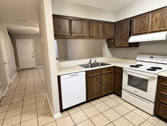 Building Photo - 696 Tyner St